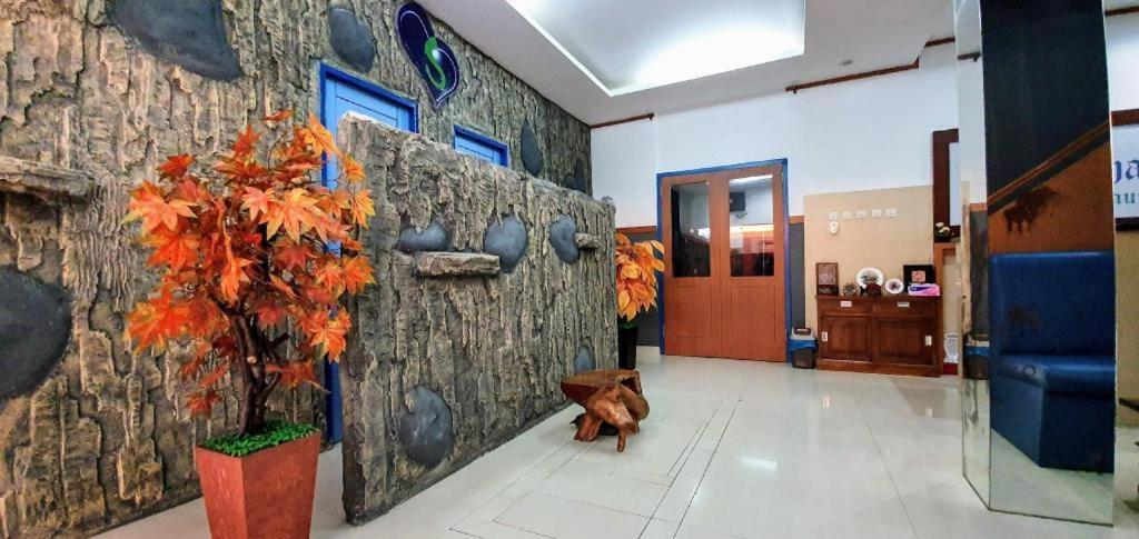 B Shaw Hotel Джакарта Экстерьер фото